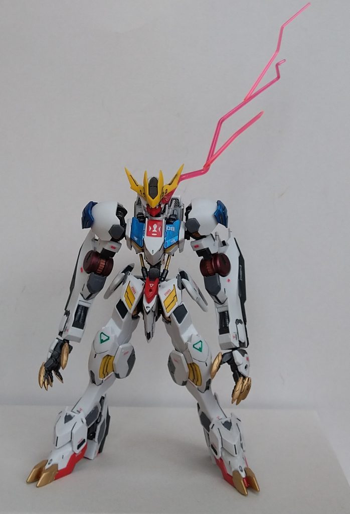 ツインアイがレッドなのはこのため。こめかみに１ｍｍの穴が開いており、真鍮線接続で眼光エフェクトを取り付けられます。エフェクトはビームサーベルのエフェクトを曲げたり切ったりして作成。