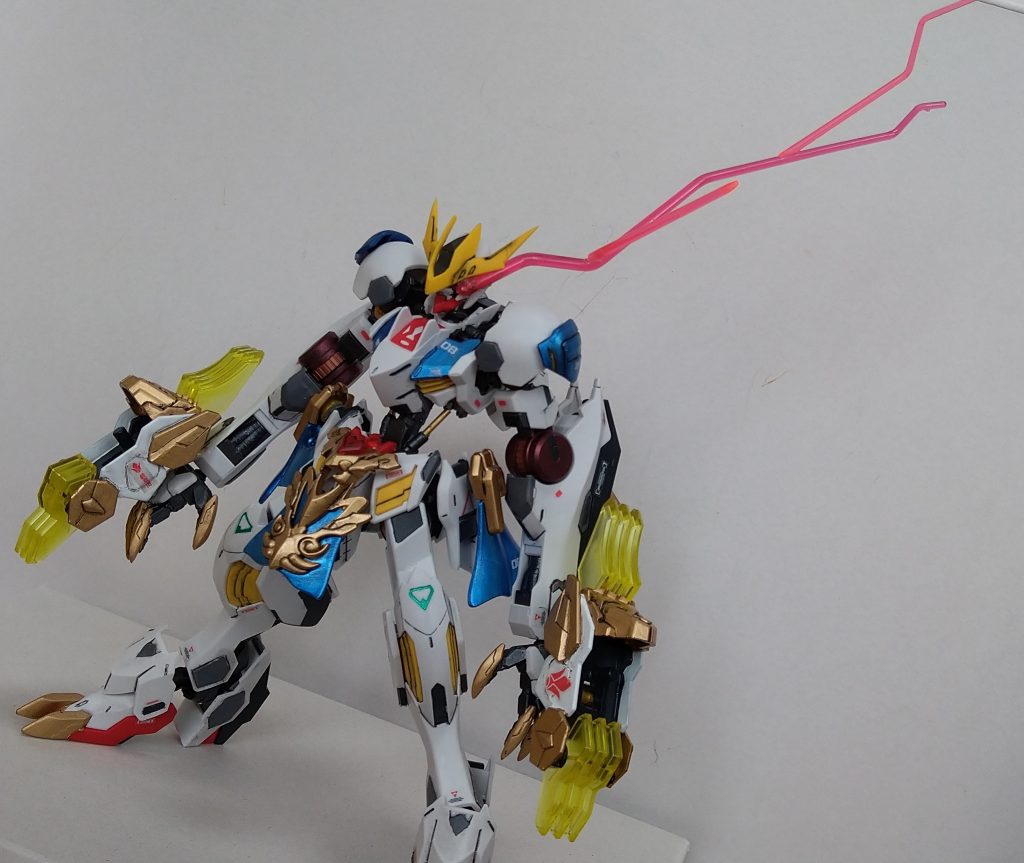 手の甲などに穴があったのは、このため。SDWHバルバトスのパーツを取り付け、リアルサイズで再現する、１粒で二度おいしいを目指しました。