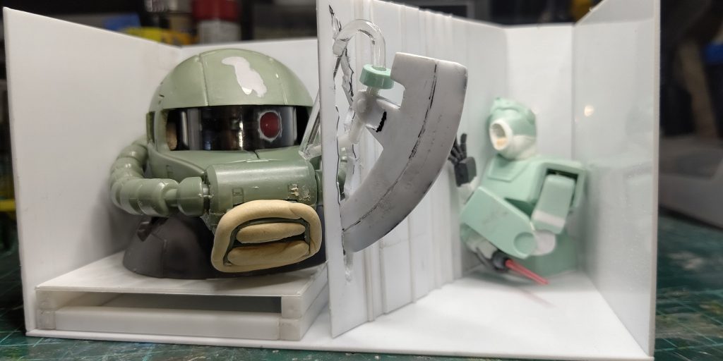 ただ二体を並べるだけでは恐怖感が出ないので、人間ぽく二体に口をつけることにしました。