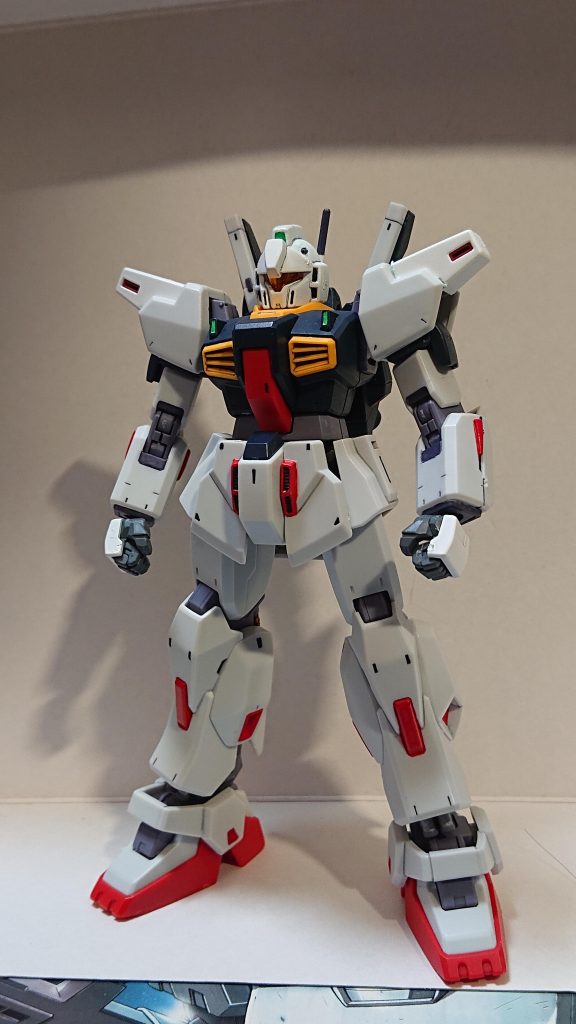 設定文②このカラーリングは正式量産機のカラーリングであり、エゥーゴのガンダムMk-Ⅱのものを参考にしている。先行量産機はジムⅡのカラーリングを踏襲していたとされる。本機は第一次ネオ・ジオン抗争時はヌーベル・ジムⅢやバージムの上位機種として生産され、ペズンの反乱で疲弊した本星艦隊にも多数が配備された。第一次ネオ・ジオン抗争終結直後までアナハイム・エレクトロニクス社でのライセンス生産含めて合計120機ほどが生産された。第一次ネオ・ジオン抗争以後は本星艦隊やペンタ守備隊、コンペイトウ守備隊などに多く配備され、大規模な戦乱での実戦投入は少なかった事から110機弱を正規軍は保有しており、80機強が稼働している。本機は生産時期や改装による区分が存在する。まず、先行量産機をブロック0、ヌーベル・ジムⅢとのパーツ共用をしたUC0088/1〜UC0088/2に生産された機体をブロック1、ブロック0〜1のデータを反映し生産性を向上させ、UC0088/3〜UC0089/3までに生産されたブロック2、UC0090年、配備の始まったジェガンA型との消耗品といった一部パーツや規格の共用化、アナハイム系ガンダムタイプの設計の取り入れといった近代化改修と性能向上を受けたブロック3、UC0095年よりさらなる性能向上を図り改修をされたブロック4というものだ。本機の性能評価については、ブロック2までの機体が百式やジェガンA型に匹敵、ブロック3がジェガンD型に匹敵すると評される。ブロック4がジェガンA2型と同等とされる。本機は現在、ブロック3改修は全機に完了しブロック4改修も随時行われており、ジェガンD型やジェガンA2型、リゼルといった新型機の配備により本星艦隊といった花形の部隊からは退きつつあるも、ネモやジムⅢ、バージムより高性能なため宇宙軍の一線級部隊にも多くが配備されている。中でもグレイファントム級強襲揚陸艦タイコンデロガの714部隊配備のブロック4改修機が目覚ましい活躍をしている。設定文③へ続く