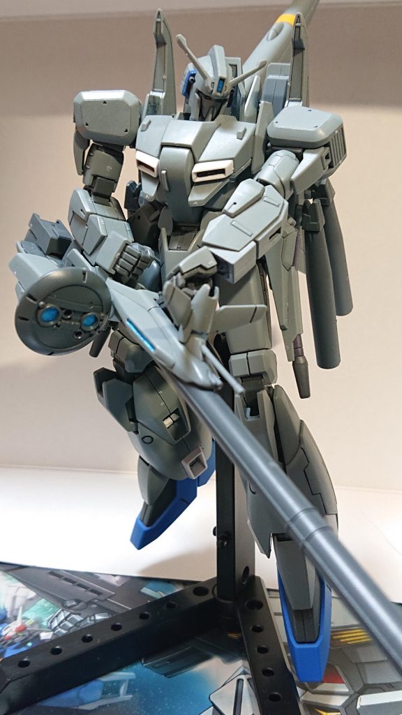 WINNERS FOREVER いつの時代も 人は自由を賭けて WINNERS FOREVER 戦い続ける 孤独なまでにひとり… Vガンダム前期EDを意識して撮った写真です。同じビーム・スマートガンを持ってるのでやってみました。 一応『714部隊』の方でも714部隊に予備機含めて5機配備されてますが、それはビーム・ライフル+フライトサブユニットの機体が完成したら詳しく語ります。