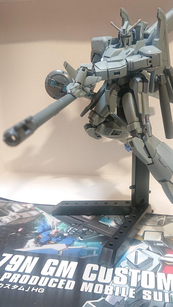 可動域の問題か両手だと構えにくいですね。