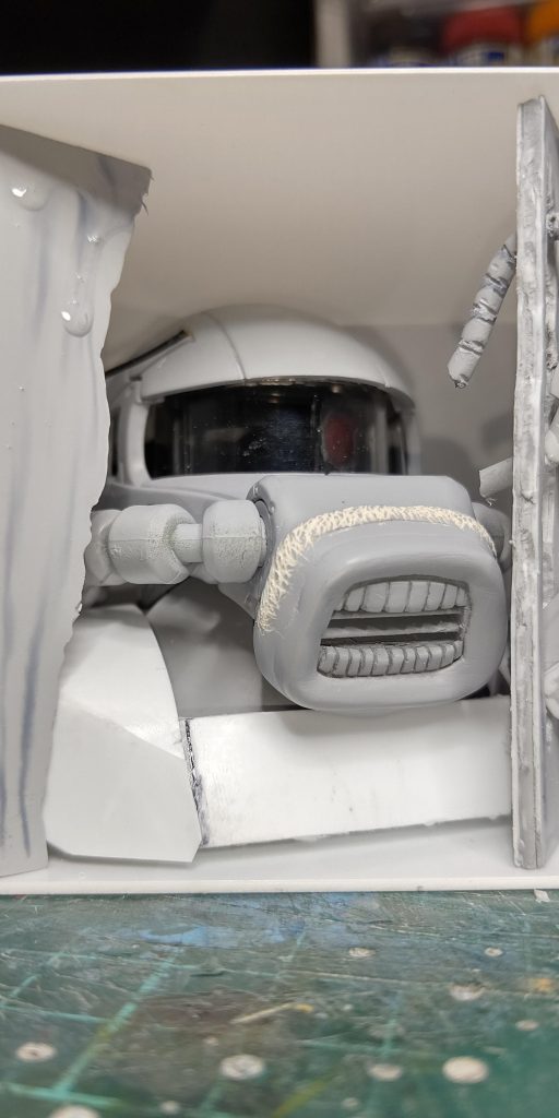 ザクには無精髭も追加！台座にプラ板を貼り付け、胸元っぽく。