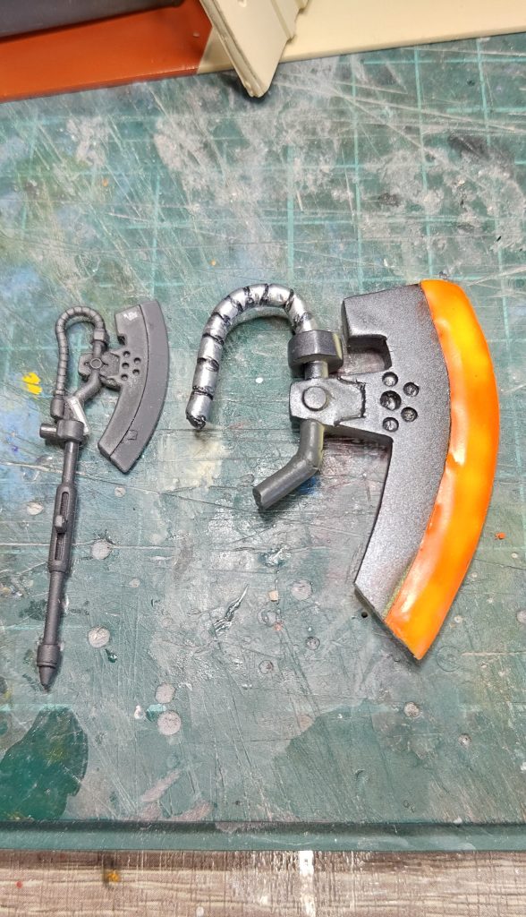 ザク・ヘッド サイズのヒートホークがないので、プラ板プラ棒でスクラッチ塗装後、レジンで高熱波を演出してみました。