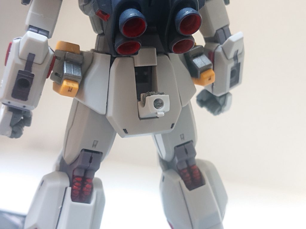 設定文④ブロック3より腰部リア・アーマーのラッチが改良された事により、ライフル類やバズーカの同時装備が可能となっている。 設定文終了です。改造の内容としては、①ガンダムMk-Ⅱに塗装したジム・カスタムの頭部をポン付け②ジム・カスタムの肩部姿勢制御スラスターブロックを切断、ガンダムMk-Ⅱの姿勢制御スラスターブロック設置箇所に接着③リア・アーマーのバズーカラックを加工し、切断したPCの接着及びピンバイスで3ミリ穴を追加④細部を赤に塗装⑤塗装したヘイズル系(確か今回は2号機)のビーム・ライフルの銃口を切断、代わりに塗装した切断してきたグレイズ系の120㎜ライフルの銃身を接着⑥余剰のサイドアーマーに塗装したヘイズル系予備Eパックの接着といった事です。