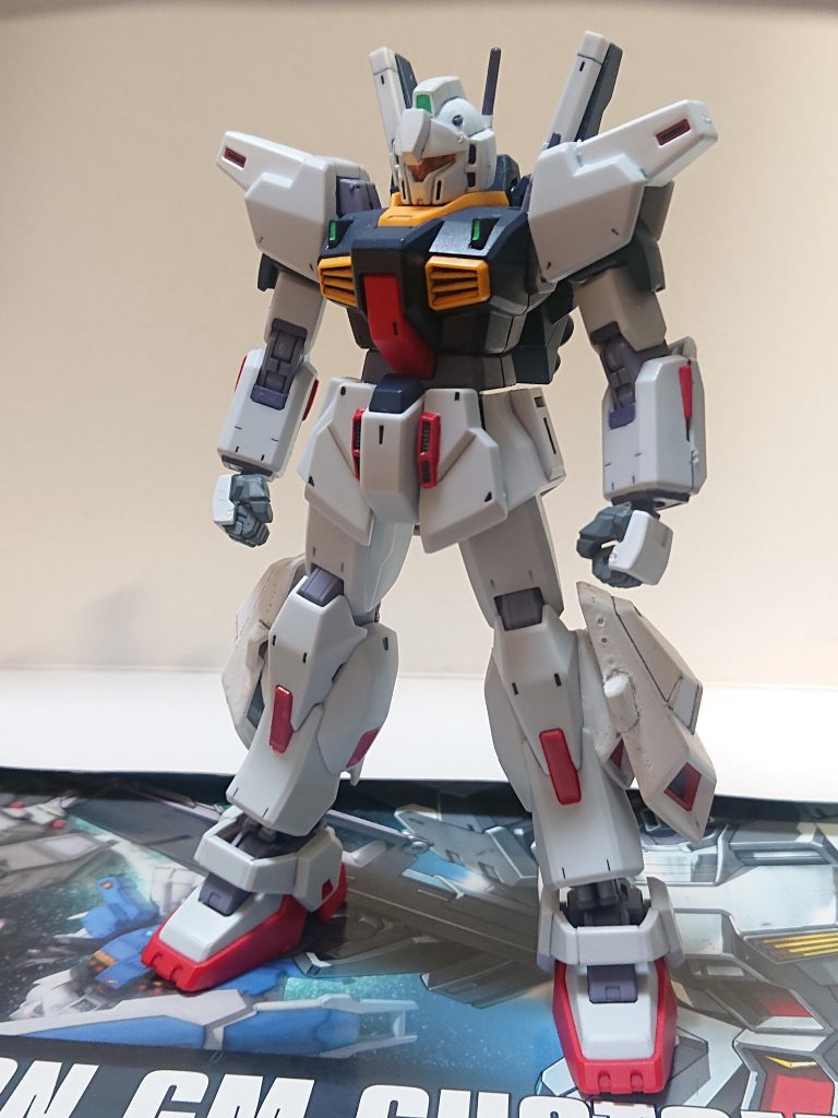 解説文②脚部増加スラスターについて1基当たりの性能本体重量:0.75t全備重量:2tスラスター総推力:20000kg姿勢制御スラスター:1基これは⑤により開発された装備の一つで、機動性、運動性の向上や稼働時間の増加、上半身のオプション装備に対するカウンターウェイトといった事を目的にしたものだ。装備時には装備部位のラッチに接続、そこから推進材供給を受ける。また、元々脚部に付いているスラスターは本装備装着時は使用されないが、なんらかの理由でパージした際は使用可能となる。1G環境やコロニーでの滑走や機動性向上などパイロットからの評価は高く、ジム・カスタムMk-Ⅱ全体としても少なくない機体が装備している。解説文③へ続く