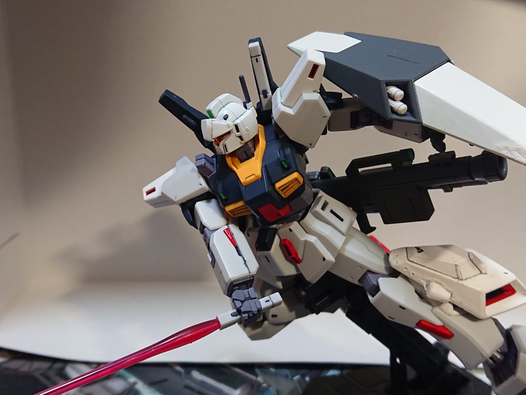 解説文④ 本機の運用 UC0095年4月1日、完成した第1陣はグレイファントム級タイコンデロガの714部隊のMS戦隊にヌーベル・ジムⅢ14機に代わり、ゼータプラスC1型5機と共に8機が配備された(うち1機は予備機)。この部隊は連邦軍参謀部の基に地上、宇宙で弾力的に活動する部隊であり、実戦に参加する事も多かった。さらに、同戦隊に配属された夏野エミ中尉(当時22歳)はUC0087年からエゥーゴに参加しており、グリプス戦役末期にジム・カスタムMk-Ⅱに搭乗、士官学校卒業で正規に軍人になった後もペズンの反乱後に修理し本星艦隊に再就役したブル・ランに配属され、そこでジム・カスタムMk-Ⅱ(グリプス戦役末期の搭乗機と同一)に搭乗し模擬戦では高い成績を挙げていた。また、彼女の駆るブロック4は先までに乗っていた機体と同一である。この編成になってからの初陣は同月15日であり、サイド3宙域でのエンドラ級巡洋艦、偽装貨物船各1隻と交戦した。本機3機がゼータプラスC1型2機との連携にて敵MS隊(ドライセン5機、ガルスJ3機、ズサ2機)を全滅、偽装貨物船の撃沈及びエンドラ級の拿捕に成功している。上の写真はその時の夏野エミ中尉機であり、彼女はこの戦闘にてMS3機を撃墜した。また、同日は彼女の23歳の誕生日であったという。解説文⑤へ続く