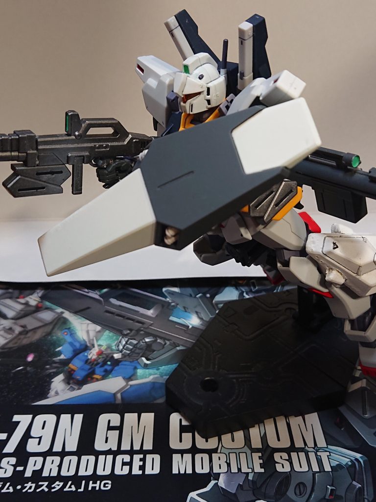 解説文⑤ 本機の運用高い性能やオプション装備による高い一対多の能力を活かし、単艦規模など少数で活動する部隊に配備される事が多かったとも言われる。また、本機は宇宙軍機を中心に改修されたが、一部は地上軍の重要拠点に配備される事もあった。上の写真は初期の714部隊配備機であり、ビーム・アサルト・ライフル、バズーカ、ジェガン用のシールドを装備している。設定文終了です。この前区分は4つと言ったのにブロック3Aという新たな区分を作ってしまいましたね…()そして714部隊のエース、夏野エミの設定についても書いてみました。 追記:今回の作品で新たに出てきた装備類は脚部増加スラスターはパワードジムカーディガンのものを塗装、加工増加バックパックは基部はプトレマイオスアームズ、バインダーはGバウンサー(接続には昔のキャンペーンのアイテム使用)ワイヤークローはシュヴァルベ・グレイズのものジェガン用シールドは確か普通のジェガンのものを薄緑部分を白く塗装バズーカはジェガンD型用を流用 といったものです。