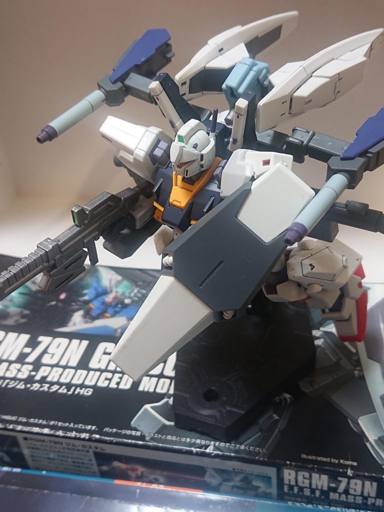 解説文④本機の運用初陣はモガディシュ作戦であった。これはUC0096年6月3日、地球のモガディシュにて現地の政庁が民族ゲリラとジオン残党に占拠される事件が発生。現地の連邦地上軍に配備されたジムⅢやジムⅡも奪取されて周辺の地上軍での制圧は困難になっていた。そこで、宇宙軍所属の714部隊により市街地の制圧、ガルダ級メロゥド配備のゼータプラス部隊を用いての連邦基地施設奪還という作戦が立案され、本機は実戦投入された。同月6日、作戦は実行に移されてタイコンデロガは大気圏外よりモガディシュ近郊に降下、艦載MSを発艦させた。幾度もの実戦を経た同部隊と現地の民族ゲリラでは実力差が大きい、ジオン残党も訓練はまともにできなく実戦も久々なうえ機体性能も低い、そのため作戦は1機も撃墜される事なく完遂されモガディシュは解放された。中でも夏野エミ中尉機は先のシナンジュ戦の汚名を返上するかのように単機でMS10機以上を撃破する戦果を挙げた。しかし、モガディシュ市街地の被害は甚大であったことから、同地で激戦を繰り広げた彼女を中心として非人道的との非難を受けた。これは敵が市街地に逃げ込んだり市街地でも構わず戦闘した結果であるが、ビーム・カノン装着の本機(機番013、夏野エミ中尉機)が市街地でビーム・カノンを発射する事が撮影されたため鎮圧側の責任とする風潮ができた。(この写真自体は市街地へ落下するミサイルをビーム・カノンで撃墜、むしろ民間人を守ろうとしたわけであった)上の写真は同部隊所属で艦の護衛を行ったゼータプラスC1型が発艦した本機を捉えたものとされる。設定文終了です。