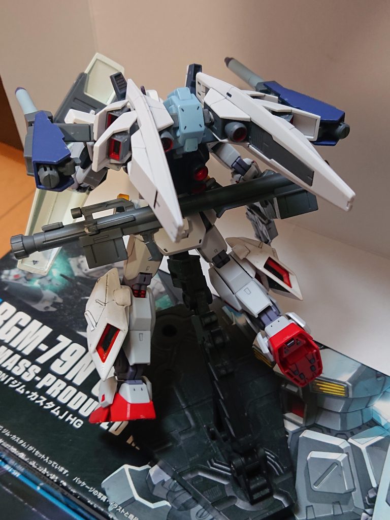 解説文②本機のオプション装備①本機はバックパックに武装ポート及び複合バインダーを装着している。複合バインダーは可動可能でAMBAC肢として高い能力が期待された他、施設制御スラスターも備えるなど多機能であった。そして武装ポートには通常は出力8MWのビーム・カノンが装着される。これはスペリオルガンダムなどに装備されたものの発展型であり本来は別の機体用に開発されたBWSに付けられるもので、エネルギーの都合上で出力が2/3に抑えられているが、高い威力と短いインターバルでの射撃が可能となっている。ビーム・カノンを装着しない場合には機関砲ポッドやミサイル・ランチャー、シールド用ラッチなどが装着される。