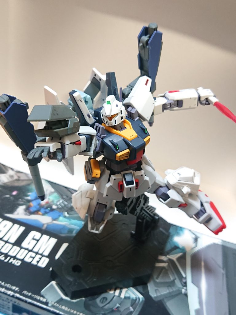 解説文③  本機のオプション装備②腕部ガトリング・ポッドは一部機体が採用していた腕部機関砲を発展させたものであり、近距離戦において高い威力を発揮する武装だ。しかし、装弾数は150発ほどであり経戦能力に問題があった。解説文④へ続く