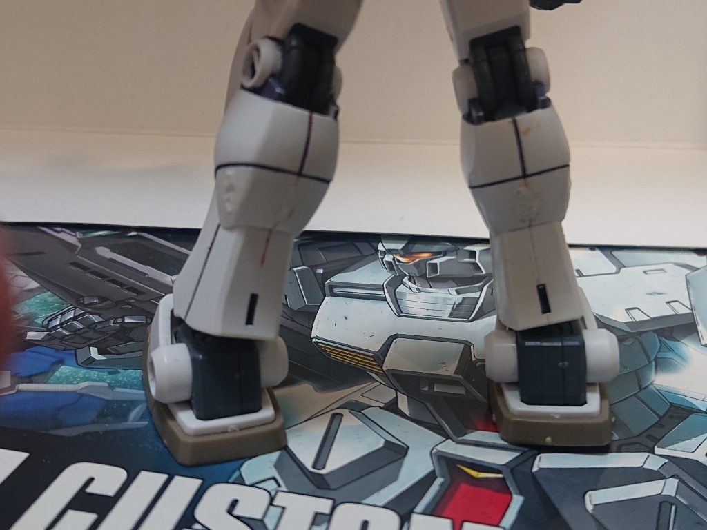 一昨年にパテの練習として改造したジムⅡです。改造点は①肩、腰部フロントアーマーを陸戦型ガンダムのものに変更②パテを用いて脚部姿勢制御スラスターを埋めるといったものです。あとエミの