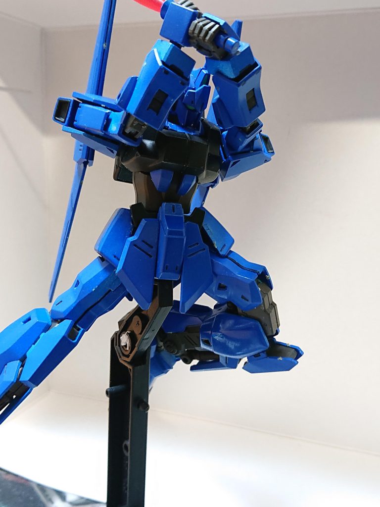 解説文④：本機で活躍したパイロットクラウ・チェスター中尉は一年戦争時からのベテランパイロットであり、当時はMS10機、巡洋艦2隻を撃破するスコアを挙げていた。しかし、スペースノイドかつ連邦政府に対しては批判的な部分もあったため、サイド1駐留部隊に配属される。そこで仲の悪い上官が教導団に引き抜かれる中で出世とは程遠い人生を歩んでいた所、エゥーゴからの接触があり参加を決意し、同組織の巡洋艦フユツキのMS小隊長となった。以後も高い戦果を挙げ、大尉に昇格、コロニーレーザー攻防戦までの撃破スコアはMS28機、艦艇3隻となった。ミヤ・ラムセス軍曹はサイド1の貧困層の生まれであり、幼少期より反アースノイド感情が強くティターンズの蛮行を阻止するためにグリプス戦役勃発直後にエゥーゴに参加した。そのため地球出身かつ比較的裕福だったと言えたエミがフユツキに配属された際は毛嫌いしていたが、ルナツーの威力偵察任務で撃墜寸前で救われた事から打ち解け、ゼダンの門の戦いでは逆にエミを救ったりもした。グリプス戦役時の撃墜スコアはMS10機であった。夏野エミ伍長のエゥーゴ参加までの経歴はジムⅡJ型の機体解説にて話したため省略するが、補足情報として彼女はニホンの佐野に生まれた事がある。彼女はエゥーゴ参加後にサラミス改級アヤセに配属され、初陣よりネモを駆りハイザック1機を撃破する。しかし、次の戦闘では部隊は壊滅、アヤセは撃沈され自身も重傷を負った。そして撃沈を免れたアヤセの僚艦がフユツキであり、同艦もパイロット1名が戦死していたためそのままエミが編入される事となった。その後、編入後の初陣のルナツーの威力偵察任務ではMS2機、うち1機は熟練パイロットの駆るヘイズル・アウスラをネモの運動性を活かして撃破するなど才能を開花、グリプス戦役時の撃破スコアはMS11機、艦艇1隻であった。またミアとの交流は彼女の視野を広げる事となった。しかし、コロニーレーザー攻防戦では機体を大破し両腕を切断する憂き目に遭うこととなった。以後は義手をつけている。上の写真はゼダンの門の戦いにて格闘戦を挑む彼女の機体とされる。 設定文終了です。