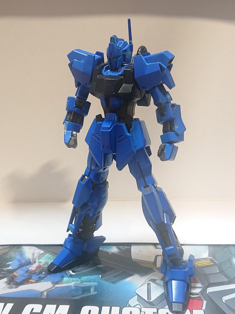 今回の機体は一昨年に作った青く塗装した百式です。設定は百式版FAZZみたいになりましたね(まぁあちら程性能に差はないですが)。そしてエミの