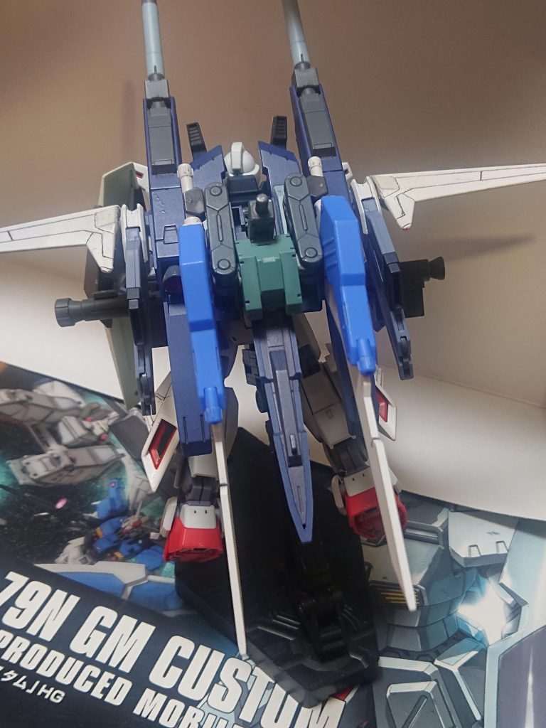 解説文②:BWS-DNについて。BWS-DNはサブ・ジェネレーターをも搭載する複合装備であり、本機最大の特徴とも言える。元のBWS-Dより搭載するビーム・カノンは714部隊標準機では8MWに抑えていた出力を12MWの定格出力での運用が可能。そして追加された装備については両方とも試作品である。まずレールガンは長射程かつバズーカに匹敵する威力を持つもので、対Iフィールド搭載機を意識した装備だ。次にMVSはマルチ・バイブレーション・ソードの略であり、実体剣、ビーム・ブレイド、ビーム・ガンとして機能するもので、元は別の機体の装備だったとも言われる。そしてこれは格闘戦が得意な夏野エミ中尉が1番望んでいた装備であった。この装備は大重量であるが、サブ・ジェネレーターの搭載やウィング・バインダーにより運動性は前の仕様と比べても若干高く、機動性については非可変機としてはトップクラスと言えるものだ。しかし、背部に大質量がある故のバランスの悪さ、高出力やウィング・バインダーによって無理矢理運動性を向上させてる面は否めず操縦性は悪かった。そんな本機は総合的にはゼータガンダムやリゼルC型と同等の性能と評された。解説文③へ続く