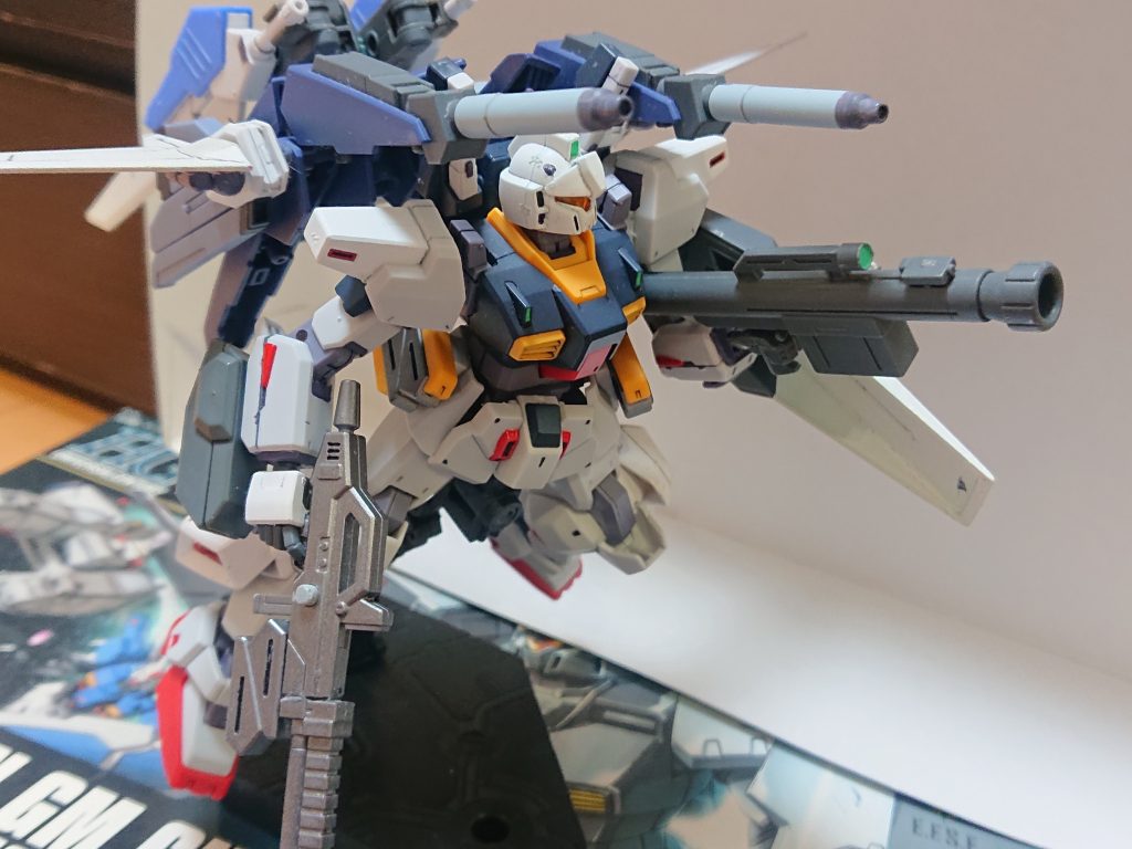 今回の機体はジム・カスタムMk-Ⅱの直接戦闘能力向上仕様の集大成といった機体です。更なる発展型を作るなら目標はこれの小型化ですかね。そしてエミについての設定も大方投稿完了です。改造点としてはBWS-DN以外は714部隊機と同じです。そしてBWS-DNについては①スラスターポッドの代わりに腰部と接続するための3ミリ穴を貫通させたフリーダムのサイドアーマーに、セイバーの主翼をウィング・バインダーとしてランナー片を使い接続したものを装着する②テールバインダー/機首にダブルオースカイHWS用の基部を接続、そこにランナー片やガンプラバトルアームアームズ、ルプスレクスの武器マウント用パーツを使いMVSをマウント、さらに基部パーツは3ミリ穴を開けてそこにパワードアームズパワーダーのジョイントを使いシールドを装着可能にするといったものです。MVSは『コードギアス』のMVS(メーザー・バイブレーション・ソード)が元ネタですが、多機能なためメーザーをマルチに変更しました。今回の投稿の写真はサムネ含めて前から撮ってたものも多かったりします。そしておまけに数枚アップします