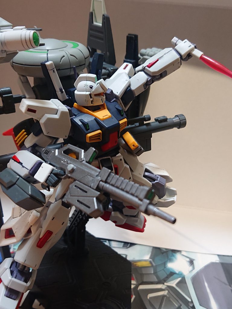 解説文⑤:本機のパイロット714部隊MS戦隊司令のエイレン・ユーリ大佐の活躍を記す。彼女はUC0060年、ロシア地区のノヴォシビルスクの裕福な家庭の生まれとされるが、何故か日本の軍人の家に引き取られておりその家の歳の近い一人娘を守りたいと士官学校に入った。この詳細は依然調査中である。一年戦争時よりエースパイロットとして活躍、UC0082年のテロリストの拠点制圧任務では最新鋭のジム・カスタムを駆り敵部隊を圧倒した。デラーズ紛争後はしばらく正規軍に所属していたが、UC0087年にティターンズに所属することになる。同時に少佐に昇進して指揮官としても活躍する事になる。また、ティターンズが徴用したジム・カスタムMk-Ⅱの先行量産機をパートナーとなった先述の娘と共に任されるなど、出世コースを歩んでいたがそのティターンズはダカール演説以後に立場が悪化する。彼女はエゥーゴの非合法的とも取れる手段には難色を示しており、中から組織を変えようとコロニーレーザー攻防戦までティターンズとして闘った。しかし、その戦闘ではパートナーを喪ったあげく乗機も大破、グリプス戦役終結後は精神が衰弱しており療養していたため戦犯として裁かれる事はなかったが、どっちにしろ毒ガス作戦などには参加していないため無罪だっただろう。復帰後は閑職に回されてしまうが細々とだが戦果を挙げていたのが認められたのか、UC0095年に中佐に昇進し再編される714部隊のMS戦隊司令に着任する事となる。以後は数々の作戦の立案や夏野エミとその妹を匿うなどをしていた。そしてUC0097年の再編時より大佐に昇進した。また、夏野エミとも因縁が深く、UC0082年のテロリストの拠点制圧任務の場所はエミを監禁していた場所、アヤセ撃沈時はアヤセの撃沈及びエミの僚機を撃墜したうえ重傷を負わせる、さらにコロニーレーザー攻防戦でエミの両腕を切断する事になる原因を作るといった事があった。夏野姉妹を匿った際には自分の責任でもあると言っていた。設定文終了です。