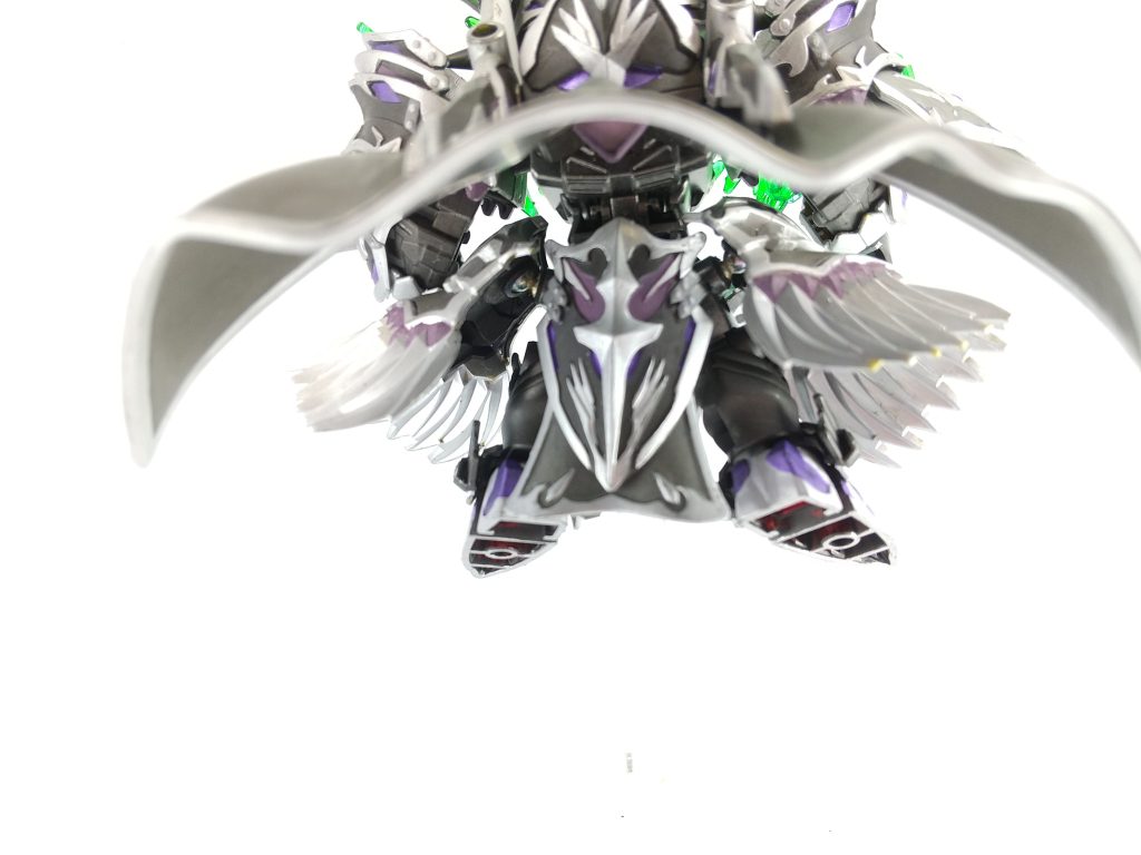 分かりにくいですが、サイドアーマーはビーズと真鍮線で作った、両端オスのボールジョイントにしました