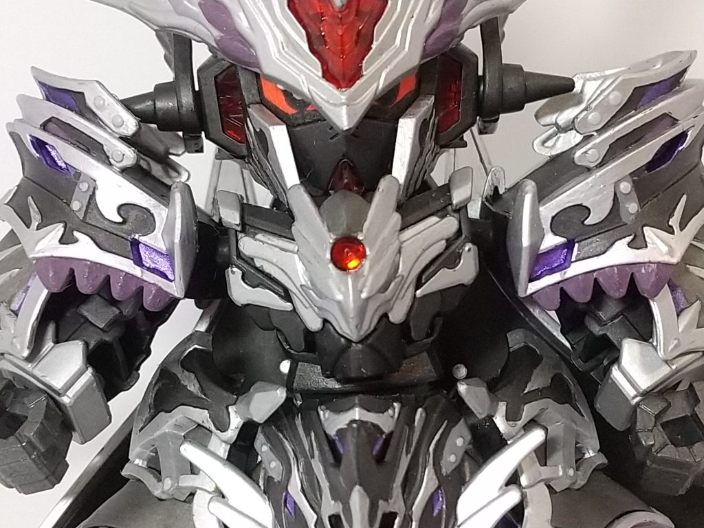 胸のパーツにはランナーの切れ端を埋め込み、裏にラピーテープを貼り付けました。光を中に入れるとキラキラと光ります