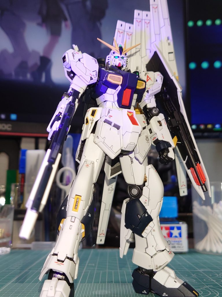 目は蛍光グリーンで光ります。