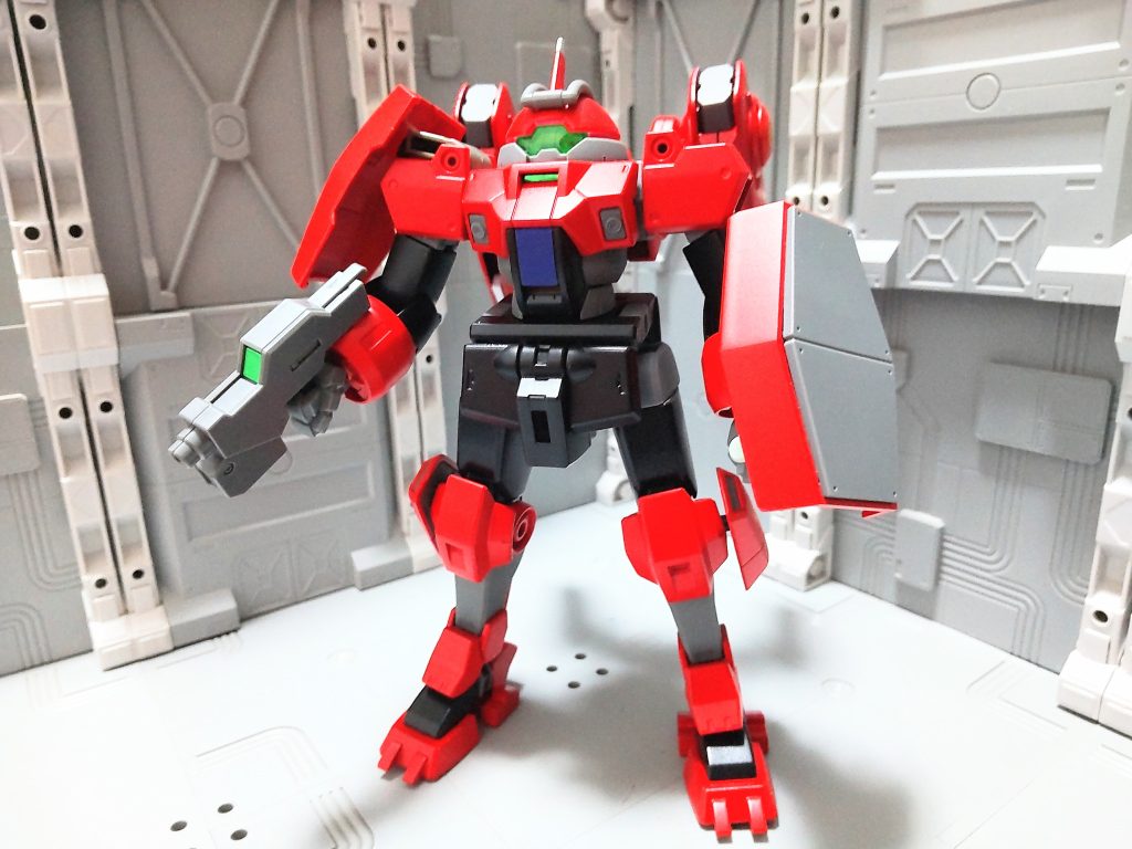 素立ち。胸元の青が差し色になってるのがワンポイント