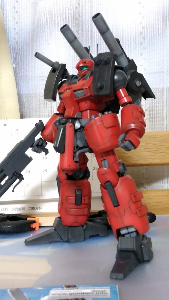 筋彫りと塗装完了です。水性ホビーカラーで塗装しました。下地はすべて黒サフ、明るくしたいところに白サフ。白サフで発色良くしてます。メイン装甲板　　　：　ガンダムレッドサブ装甲板　　　　：　ティターンズブルー１間接部、キャノン　：　グレーバイオレットスラスター　　　　：　焼鉄色モノアイ部　　　　：　シルバービームライフル　　：　グレーバイオレット＋黒少々トップコート　　　：　UVカットスムースクリアー