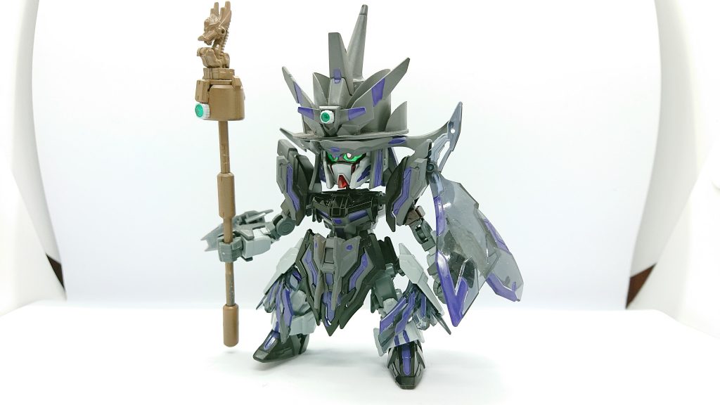 マーリンガンダムナイトワールドでアーサーガンダムに仕える魔法使い高い魔法力を持っており、様々な魔法を使うことができる為大魔導師の異名を持っている極度の心配性な性格故に事件が起きたり敵の襲撃があると大騒ぎするがいざ戦場に出ると冷静な判断力と魔法を駆使してアーサーやロビンフッドをサポートする最近は弟子入りしたメイジガンダムの指導に力を入れている