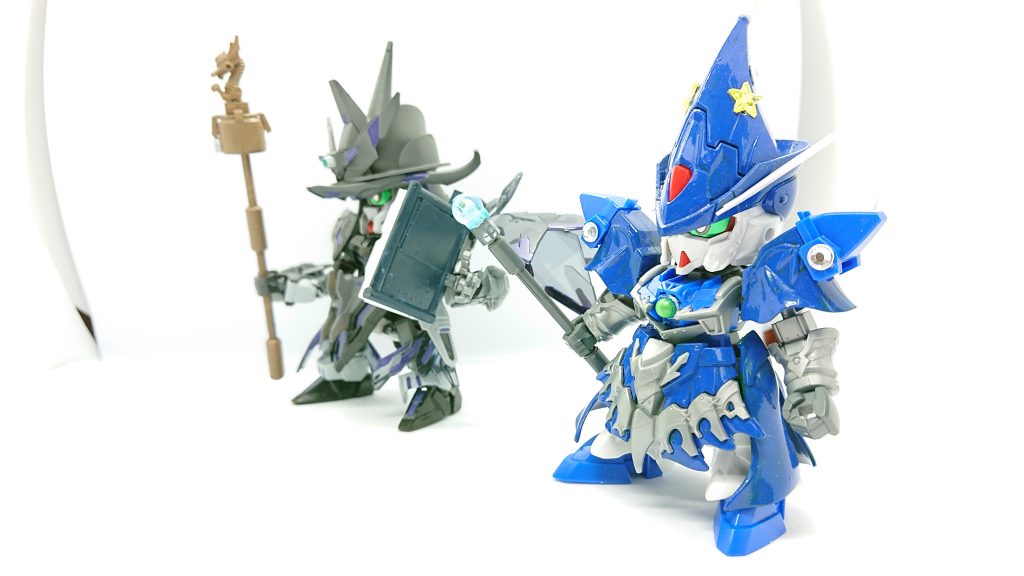 弟子のメイジガンダムと共に連携して攻撃魔法を放つ