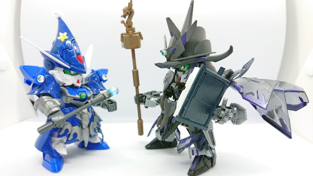 強力な魔法力を持ったメイジガンダムに魔法を教えるマーリンしかしメイジのおっちょこちょいな性格が災いしていつも失敗して怒られることもしばしば最近ではキャメロット城を水浸しにしたり知恵の帽子を使ったことで魔法力が暴走してしまい危うくナイトワールドが崩壊する事態になりかけたこともあった・・・しかし何事も諦めず失敗を繰り返してもチャレンジするメイジを見捨てず彼の成長をマーリンは今日も時には厳しく時には優しく見守っている