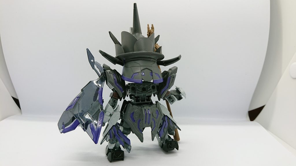 窮奇事件で司馬懿ディスティニーガンダムの不意打ちがあって以降自分の不甲斐なさに酷く落ち込んでいたが更なる脅威に立ち向かう為そしてナイトワールドの王アーサーガンダムの力になるために更なる魔法の修行と強力な魔法具の開発を始める結果以前よりも強力な魔法を使える魔法使いへと成長した