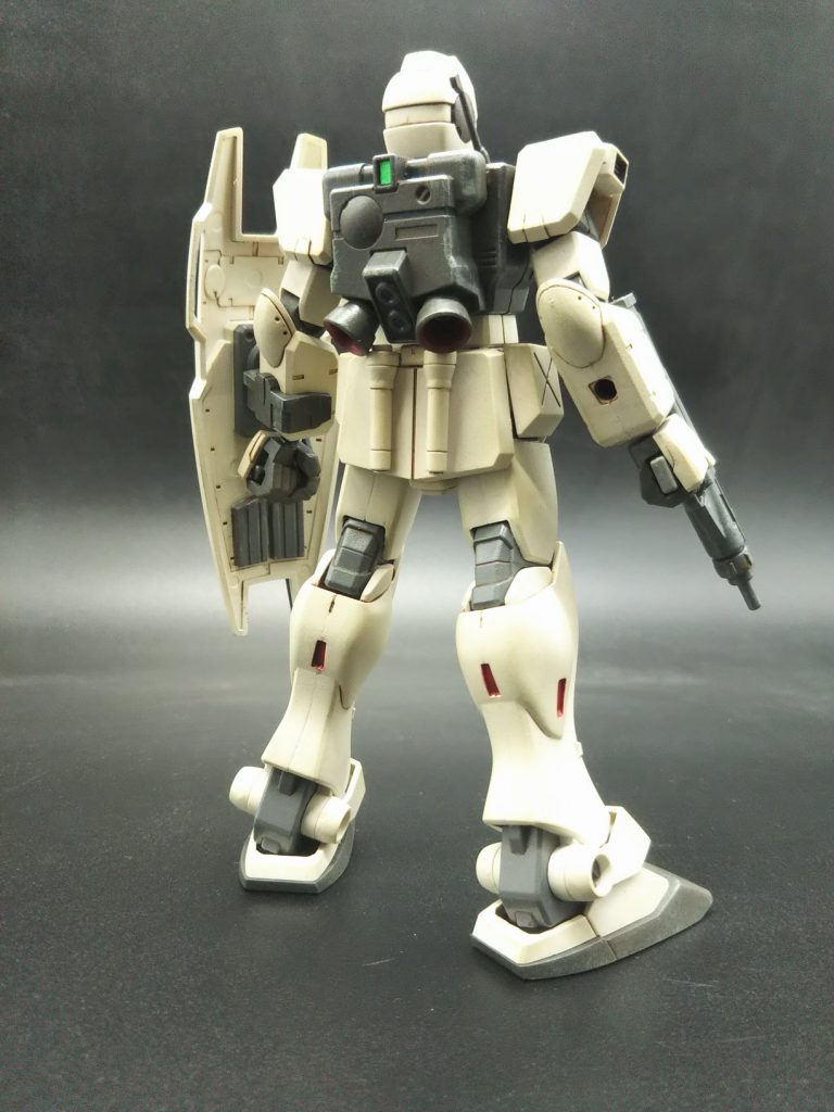 安いだけあって合わせ目は手足にがっつり出ます。