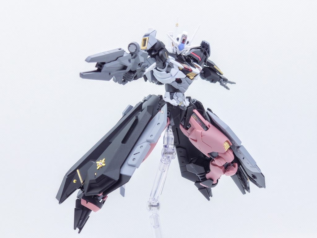 ビームライフルロングバレルを基本形体にしています。ライフルの中央のガイドが目立つので、開口して銃口のようにしてみました。