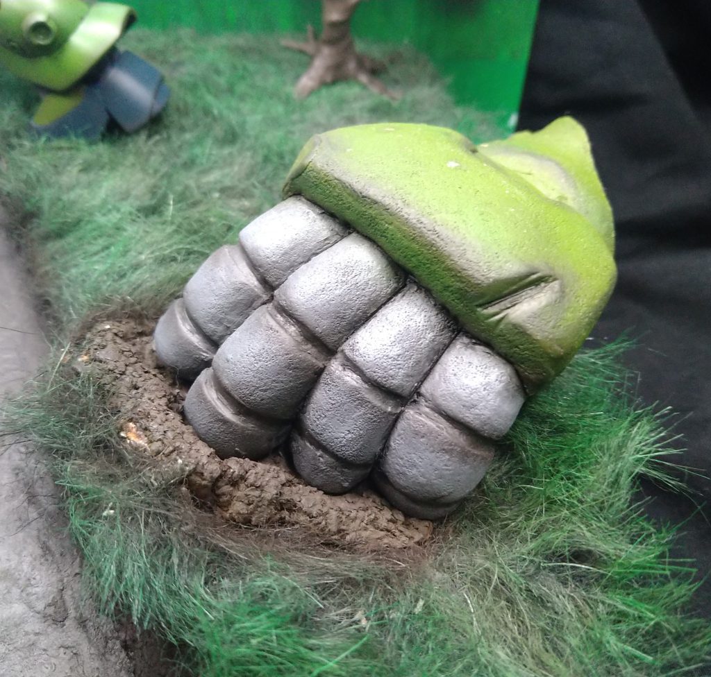 草原だけでは物足りなかったので巨大なザク手を配置本来はアルのもっと後方にあります