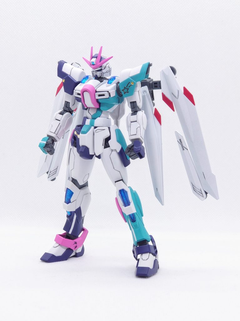 機体チョイスはイメージ元である松岡チロルが格闘戦を行うキャラのためビルドバーニングにしました。背中のセラフはジャンクで作成しました。ころころデザインが切り替わるので、カラーは白を基調として全体のバランスを取りました。プロポーションは首で1mm、腹部で3mm、股関節で2mm、膝関節で1mm延長しました。また腹部は幅を1mmずつ削って、細くしています。フロントスカートは股関節を延長したのに合わせて2mm延長しました。 