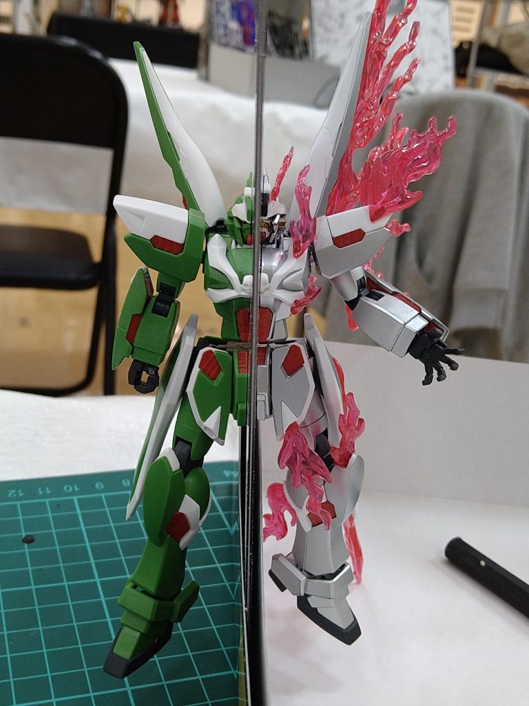 仕組みは単純でMSを真っ二つにして間に背合わせの鏡を設置しています