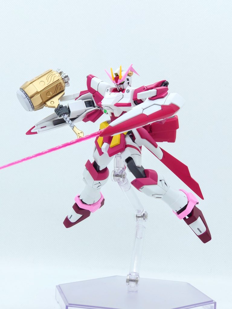 ビームライフルはビームサーベルを発振可能で、袖はシールド、ビームライフル、ビームサーベルの複合兵装です。