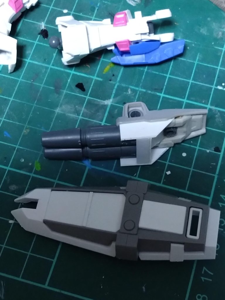 シールドにプラ板貼り付け。ビームガンはジャンクのサイサリスのパーツにガンキャノンのジオラマのときに予備で注文したキャノン砲使いました。写真無いですがビームガン取り付け用にシールドのパーツをお湯マルくんで初めて複製してみました。まぁまぁの出来でした。これでビームガンは左右どちらにも付けられます。