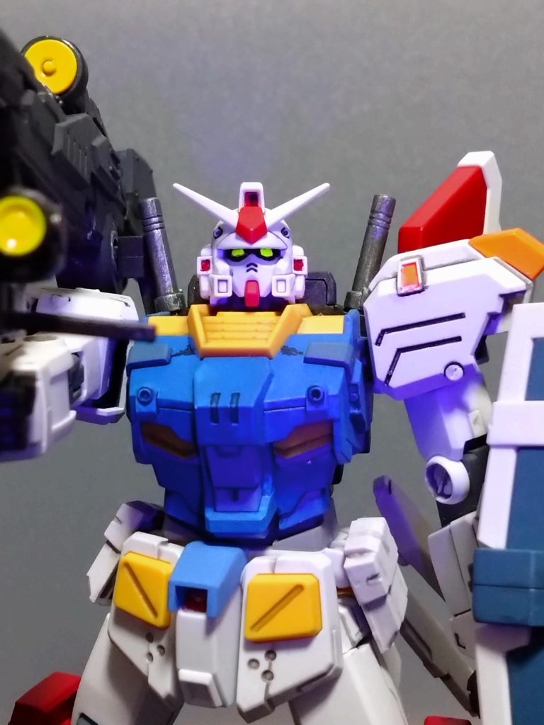 メインカメラは始めイエローで塗りましたがキャノンとライフル同様に蛍光イエローで塗りました。