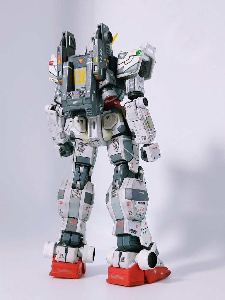 背面から。バックパックにはモールドを追加しています。腰は台座との接続部分を開放した状態にしています。