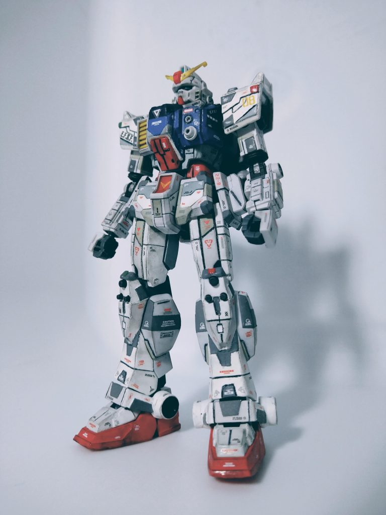 陸戦型ガンダム定番の下から見上げるアングルでの撮影。塗装は部分塗装。