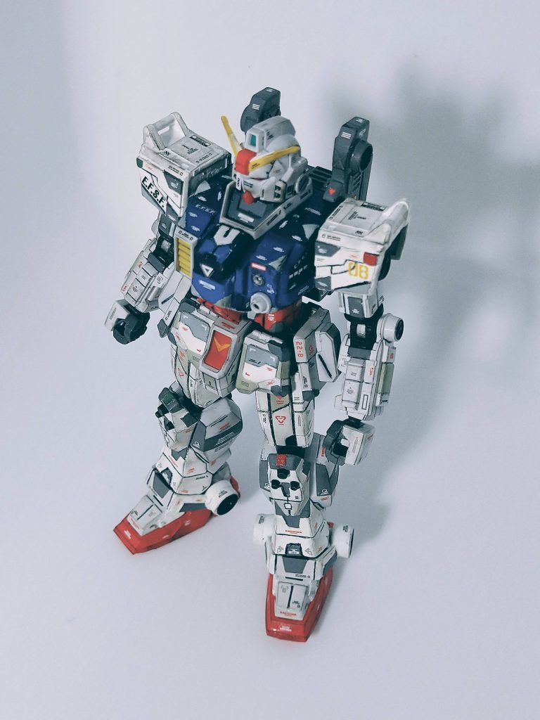 まずは上から。情報量を高めるという方針により、プラバンでのディティールアップを行い、200か所以上のデカールとエッジ強調を実施。ちなみにデカールは局地戦ガンダムのデカール2枚分を中心に、ストライクノワール、ニューガンダム、連邦軍に加え、HIQパーツを使用。