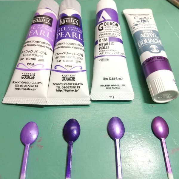 紫好きの僕がオススメするメタリック紫の水性塗料。それはズバリｯｯ!!……アクリル絵の具○ホルベイン(向かって1番左)は青みのある紫○ターナー(向かって左2番)はホルベインよりも少し赤みのある紫○リキテックスのライラックパープル(ターナーの右横)は薄い紫です。透明色なので重ね塗り必須です。○リキテックスのブルーベリーパープル(向かって1番右側)はかなり黒に近い紫です。同じく重ね塗り必須です。本日2023/2/25(土)に発売されたオルタナティブジャスティスインフィニットドラゴンの塗装の参考によろしくどうぞ。参考になるか分からないけど……どれも画材屋さんで買えます。物によってはヨドバシカメラでも買えます【追記】(2023/2/26)カラーサンプルも作りました。リキテックスはパールなので、粒子感は大人しめです。ターナーとホルベインはかなりメタリック感があります。いずれも、艶消しっぽくなります（2枚目）