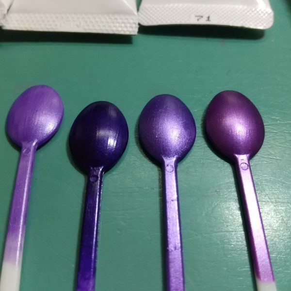 紫好きの僕がオススメするメタリック紫の水性塗料。それはズバリｯｯ!!……アクリル絵の具○ホルベイン(向かって1番左)は青みのある紫○ターナー(向かって左2番)はホルベインよりも少し赤みのある紫○リキテックスのライラックパープル(ターナーの右横)は薄い紫です。透明色なので重ね塗り必須です。○リキテックスのブルーベリーパープル(向かって1番右側)はかなり黒に近い紫です。同じく重ね塗り必須です。本日2023/2/25(土)に発売されたオルタナティブジャスティスインフィニットドラゴンの塗装の参考によろしくどうぞ。参考になるか分からないけど……どれも画材屋さんで買えます。物によってはヨドバシカメラでも買えます【追記】(2023/2/26)カラーサンプルも作りました。リキテックスはパールなので、粒子感は大人しめです。ターナーとホルベインはかなりメタリック感があります。いずれも、艶消しっぽくなります（3枚目）