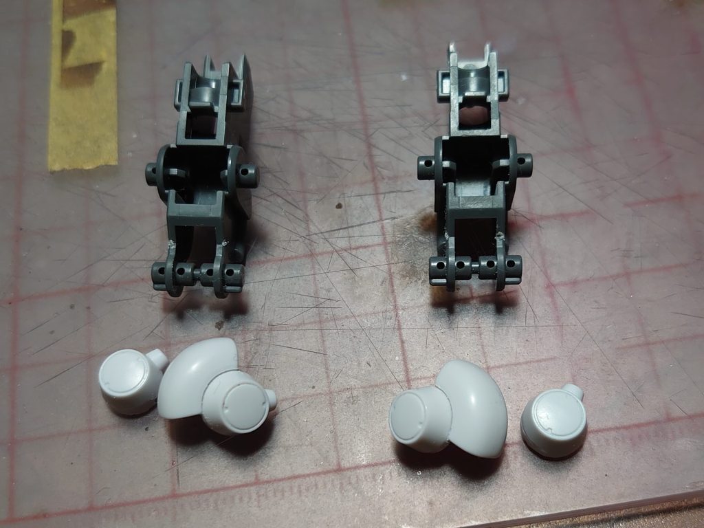 膝装甲は一旦フレームに組み付けて合わせ目消しした後、側面を溝に沿ってけがいて後ハメ加工しています。