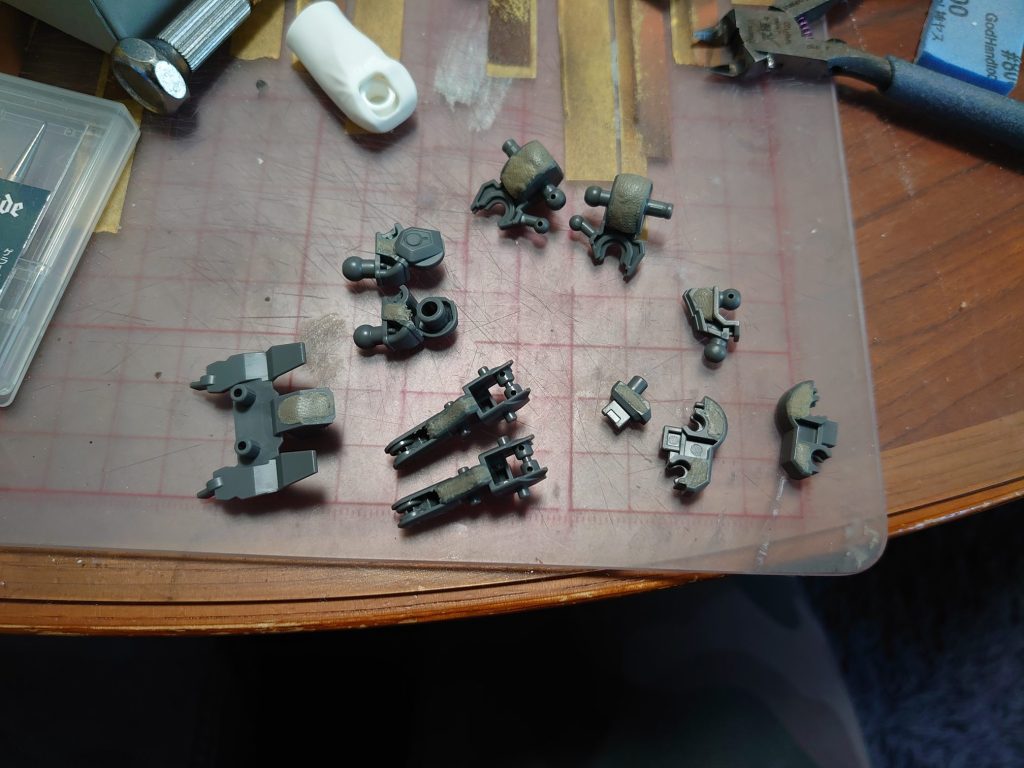 フレームの肉抜き穴はパテで埋めています。