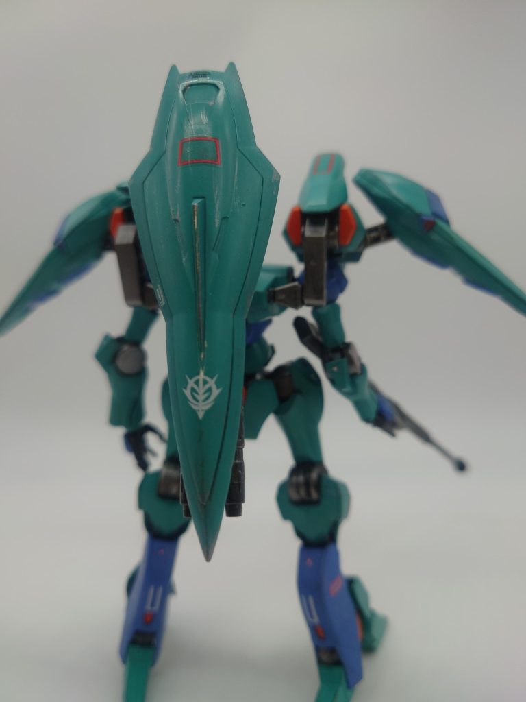 背面には前作「ディランファム」でジャンクと化したウィンダムのシールドを流用して、スラスター兼三連ビーム砲装備のフレキシブルバインダーとしました。いちおう、後述するMA形態のキモとなるパーツでもあります。