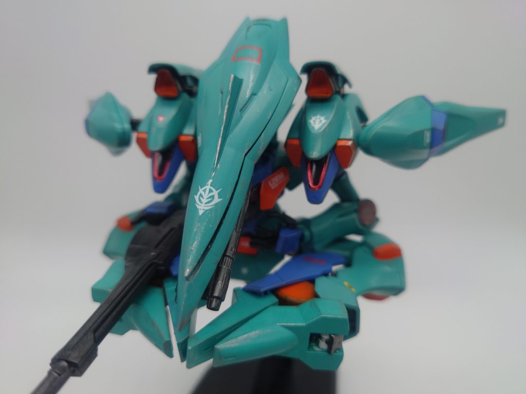 MA形態。フレキシブルバインダーを前面に展開して機首とすることで、高速移動が可能となります。決して座禅を組んでいるわけではありません(笑)
