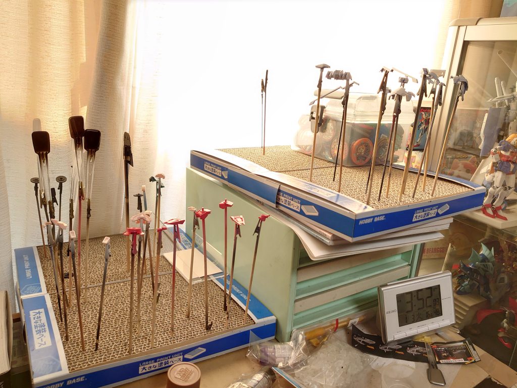 塗装レシピは以下のとおりです。以前作ったRGウイングとほぼ同じレシピです。（(C)はクレオス、その他はガイアカラー）白：Exホワイト赤：ピンクサフ→スーパーイタリアンレッド(C)黄：ベースホワイト(C)→マイルドオレンジ+黄橙色青（本体）：ベースホワイト(C)→ブライトロイヤルブルー+純色マゼンタ(C)少し青（ユニット）：マーズダークブルーグレー：メカサフライト+オキサイドレッド少しライトグレー（ライフル）：ニュートラルグレー1ライトグレー（ユニット）：ニュートラルグレー1+純色シアン(C)少しエフェクト：蛍光ブルー→プレミアムガラスパール+Exクリア一部付属のシールを使ってマスキングしています。スラスター内部の黒やフライトユニットの白ラインは、ハセガワのフィニッシュシートでお手軽に済ませています。