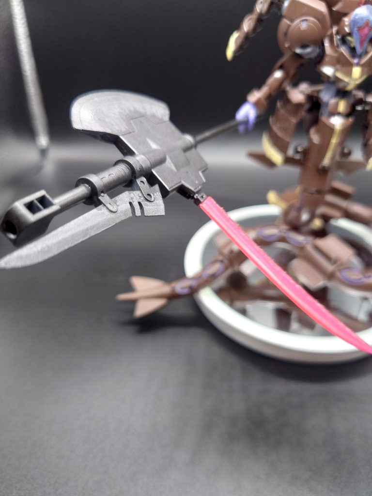 死神の鎌を持たせたらデスサイズより邪神兵だ!ということで代名詞とも言える武器ですが、ラウダ用ディランザのアックスを加工し、鎌の刃部分にはクロスボーンX1のビームザンバーを流用しております。これ1本で刺突・斬撃・薙ぎ払い・防御、仕込み火筒での砲撃も可能という設定です。