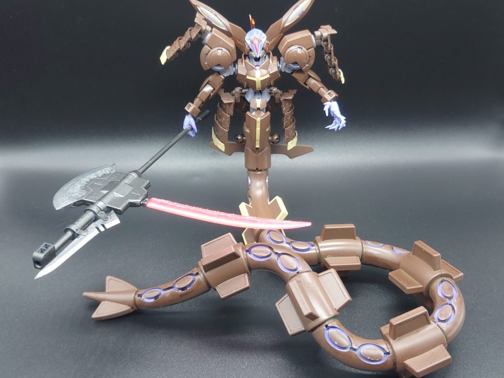 塗装には前作のファラクト同様、VICカラーを使用して、今回はブツがデカいのでエアブラシ塗装をメインにところどころ筆塗りしております。なにしろほぼ無臭なので室内でも換気と防汚さえしっかりやっておけば全然作業が苦にならないのはやはり大きなメリットですが、塗っているそばから触った所が色ハゲしてくるので、ベースのブラウンを塗りきった後にトップコートを吹いてコーティングする手間はかかります。まだまだ修行が必要ですね。